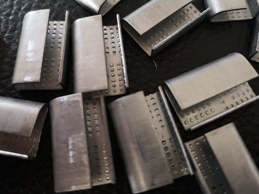 จับพอลิเอสเตอร์ PET Strapping โลหะประปาปกติหรือ Electroplated ด้านผิว 2000pcs / กรอบ