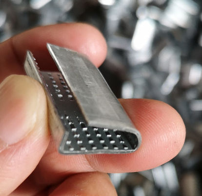 จับพอลิเอสเตอร์ PET Strapping โลหะประปาปกติหรือ Electroplated ด้านผิว 2000pcs / กรอบ